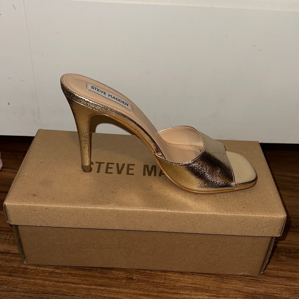 Steve Madden Tolly Gold Heel. Size 7